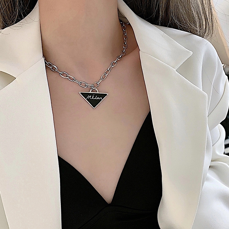 Ladies Alphabet Versatile Titanium Steel Necklace Twist Chain, Specification:XL1504
Ladies Alphabet Versatile Titanium Steel Necklace Twist Chain, Specification:XL1504