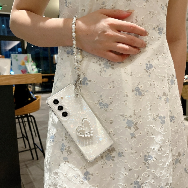For Samsung Galaxy Z Fold6 Pearlescent Shell Texture Heart Pattern Phone Case with Bracelet(White) For Samsung Galaxy Z Fold6 Pearlescent Shell Texture Heart Pattern Phone Case with Bracelet(White)