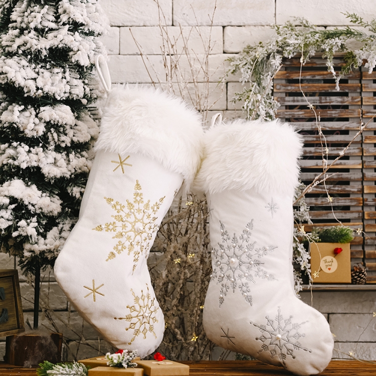 Christmas Decorations Flannel Pearl Snowflake Christmas Socks Plush  Christmas Socks Gift Socks(Silver)