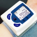 جهاز مراقبة ضغط الدم الأوتوماتيكي بالكامل على المعصم ، ذاكرة 90 مجموعة