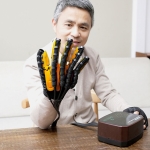 ⁧قفازات إعادة التأهيل الروبوتية الذكية، مع محول قابس الاتحاد الأوروبي، الحجم: XL (اليد اليمنى بني)⁩