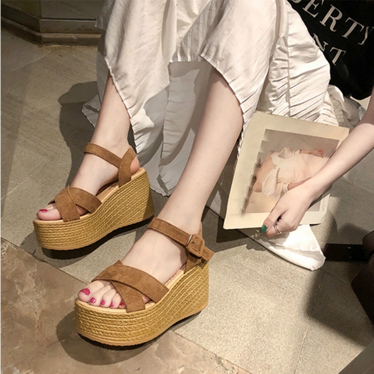 Sandalias de gamuza con plataforma descuidada, Talla de zapatos: 36 (Caqui)